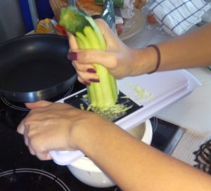 Zucchini auf Reibe rapseln