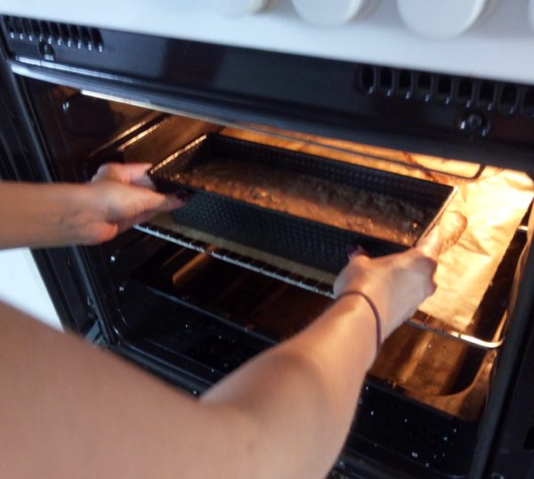 Zucchini Brot wird in den Ofen geschoben