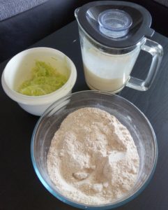 Vorbereitete Zutaten für das Zuchini-Brot